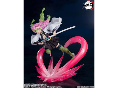 FiguartsZero Mitsuri Kanroji Demon Slayer statue, detail of the Love Hashira uniform and haori